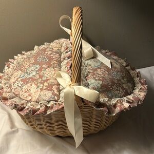 Floral Wicker/ Shabby Chic Sewing 🧵 vintage Basket with Cream Accents